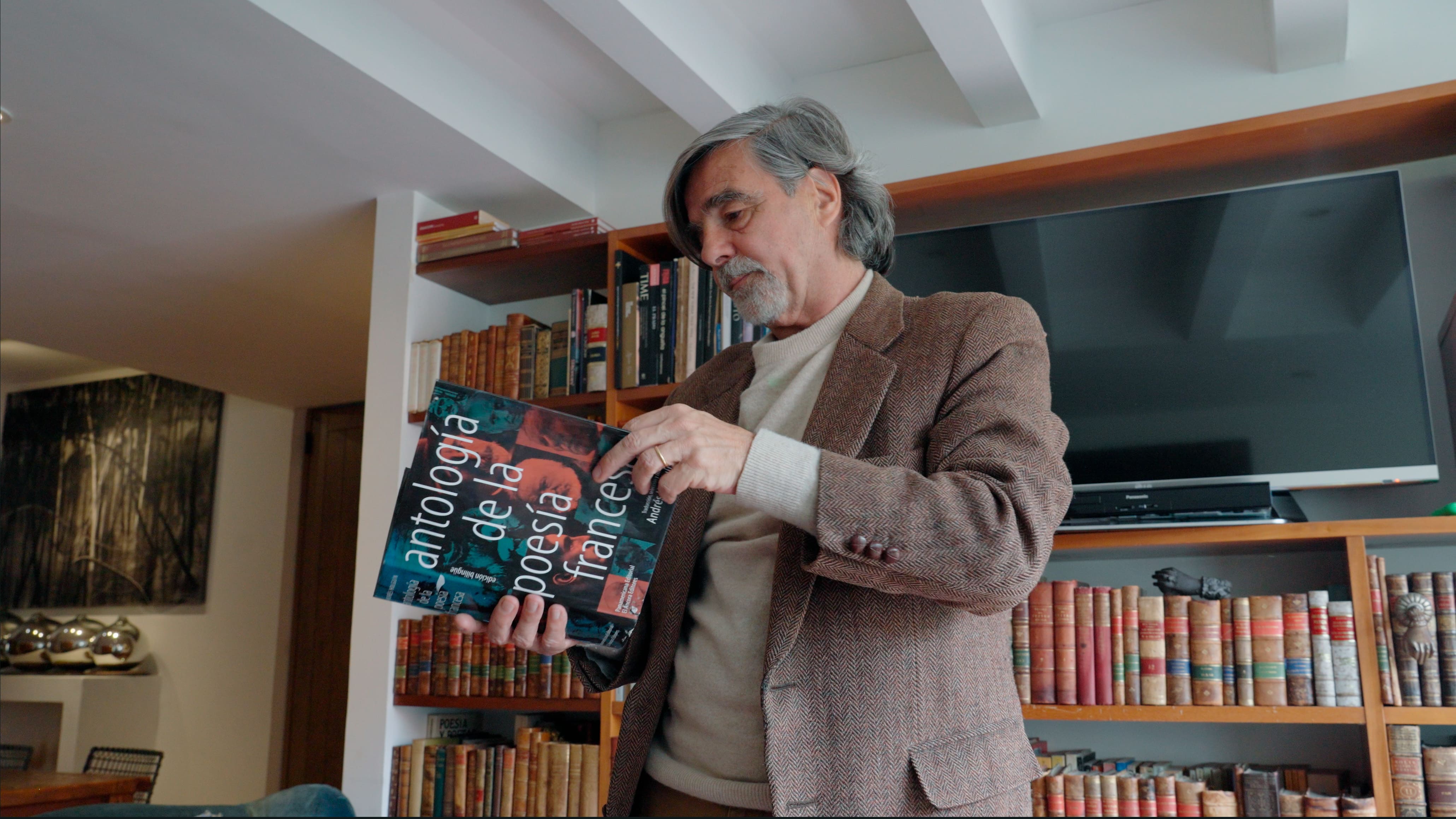 En la biblioteca de Gonzalo Mallarino se destaca una colección de libros antiquísimos, forrados en cuero, en idiomas como inglés, francés, italiano, griego y latín. Foto: Juan Carlos Zapata - Visit Bogotá.