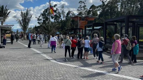 Catedral de Sal de Zipaquira con turistas en el exterior caminando y tomando fotos.