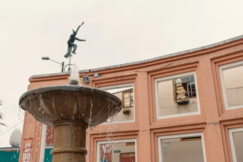 Chorro de Quevedo Square, close-up of the water fountain with the wall in the background.