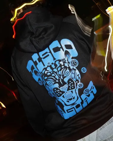 Disco Jaguar con chaqueta con capucha negra y el logo en letras azules claras de Disco Jaguar y un rostro de jaguar.