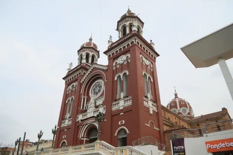  Parroquia Basílica Menor Inmaculada Concepción - Cáqueza fachada ocre y blanco en contrapicada con el cielo gris 