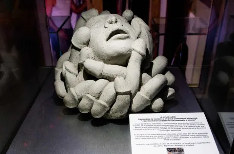 Museo Lgbti con figura en barro de una cabeza de hombre rodeado de penes, pieza que se denomina "la insaciable".