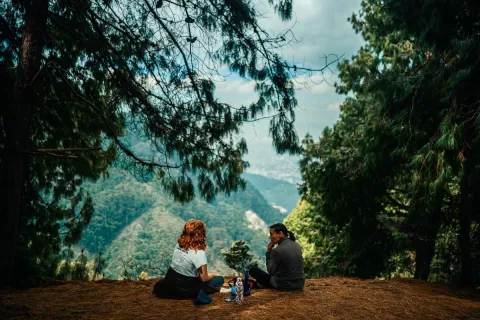 Sendero Quebrada La Vieja con dos mujeres sentadas en cima mirando al horizonte