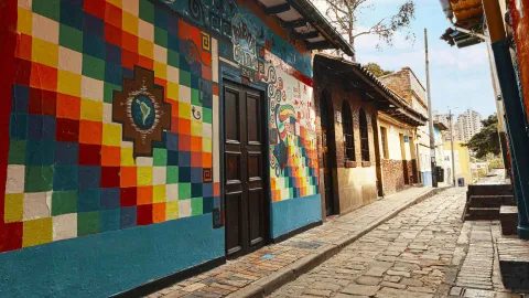 Calle del embulo de día con fachadas de colores de casas.