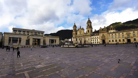 Plaza de Bolívar en plano de suroccidente a nororiente. Se ven la Catedral Primada y el Palacio de Justicia.