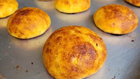 Primer plano de pandebonos recién preparados.