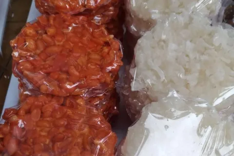  Paquete turrones envueltos en bolsa plástica.