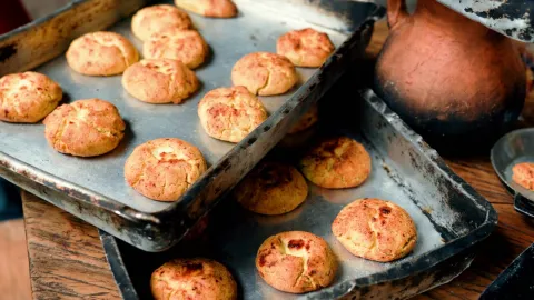 Primer plano de arepas boyacenses recién preparadas.