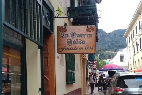Fachada del restaurante La Puerta Falsa. Una persona camina alrededor.