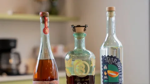 Tres botellas de trago a medio empezar en plano principal.