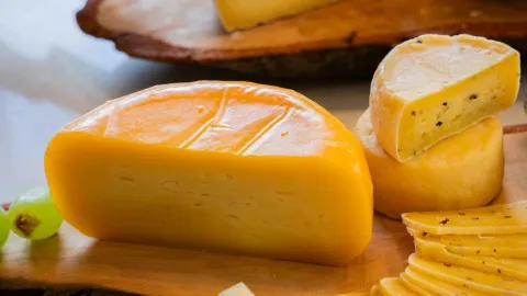 Trozo de queso madurado Gouda holandés.