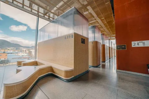 Vista de fuera de cuartos de baño privados, construidos en ladrillo. 