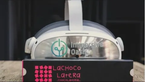 Una cámara 3D sobre un libro con una leyenda  que dice "Lachoco Latera".