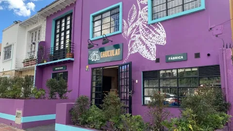 Fachada color violeta de una casa en donde resalta una leyenda que dice "Chuculat".