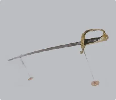  Espada con un asta dorada.