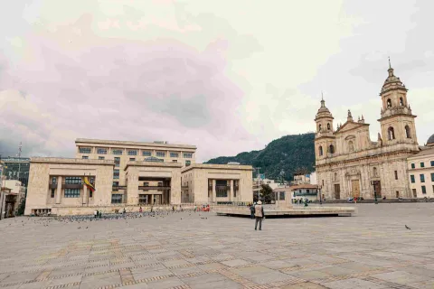 Plaza de Bolívar vista de sur a norte, al fondo el Palacio de Justicia y la Catedral Primada. 