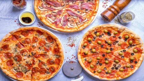 Tres pizzas artesanales con distintos ingredientes: champiñones y jamón, pepperoni, y aceitunas