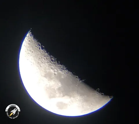 Media luna, o luna en cuatro creciente con un lado color blanco y un lado oscuro.