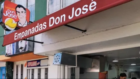 Primer plano de un aviso comercial con una leyenda que dice: "Empanadas Don José". En el aviso hay un dibujo de un rostro de un hombre adulto.