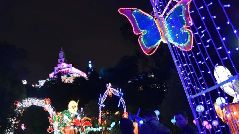  Vista de noche desde abajo a la iglesia de Monserrate iluminada con luces de Navidad.