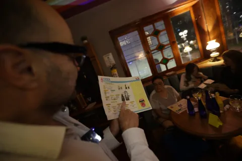 Un hombre explica a un grupo de mujeres algo que hay en un papel.