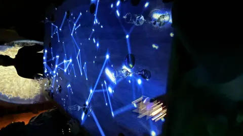 Reflejo de luces de constelaciones en una mesa.
