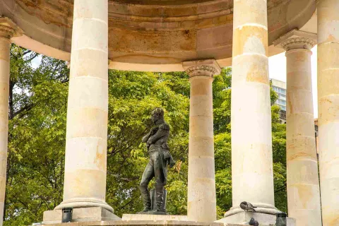 Bronze statue of Simón Bolívar, the Liberator, atop the pavilion's five stone columns.