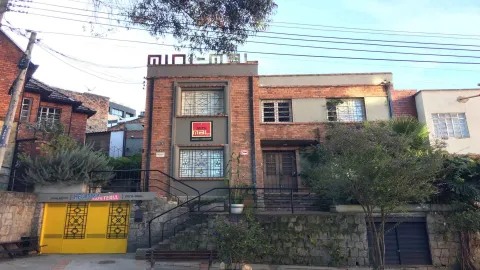 Edificio de ladrillo con arquitectura tradicional y un letrero de "Mini Mal" en la fachada.