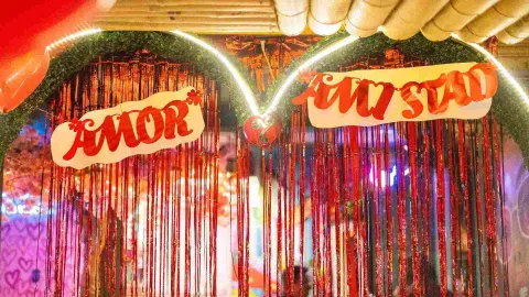  Ambientamos nuestras instalaciones para eventos de temporada, ofreciendo el marco perfecto para sus celebraciones.
