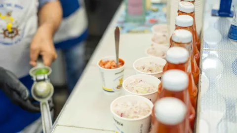  Procesos estandarizados donde picamos los vegetales y aderezos al momento para asegurar la máxima frescura.