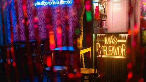 Un espacio sofisticado con iluminación tenue, ideal para disfrutar de nuestra selecta carta de bebidas y licores.