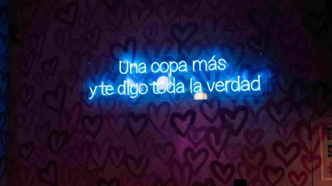  Detalles estéticos que aportan personalidad única al establecimiento y crean una atmósfera nocturna envolvente.