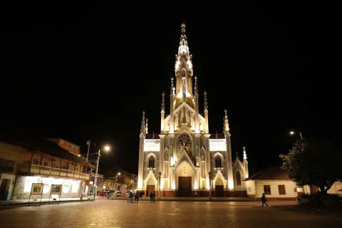 Night view of the church's facade, illuminated by artificial light.