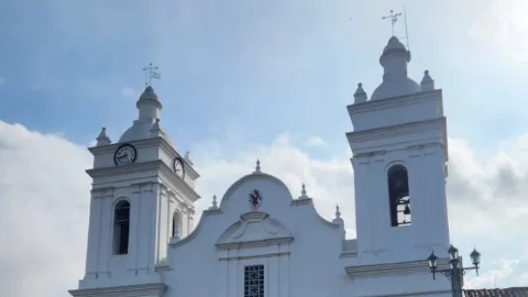 Close-up of the upper part of the cathedral's facade, highlighting the side towers with their bell towers, one of which houses the clock tower.