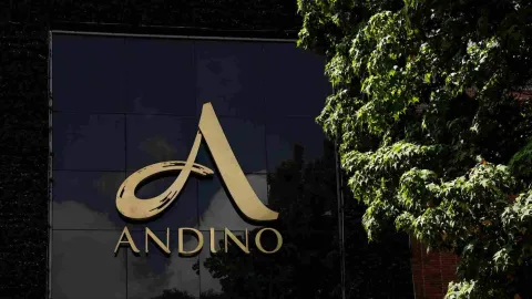 Fachada en la que se resalta sobre fondo negro una gran letra A dorada y la palabra “Andino”.