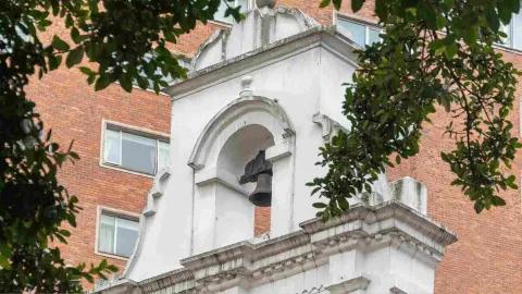  Primer plano del techo blanco de la iglesia en el que se observa el campanario.