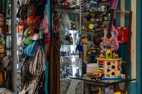 A shop filled with handicrafts such as bags, flutes, hammocks, and dolls.