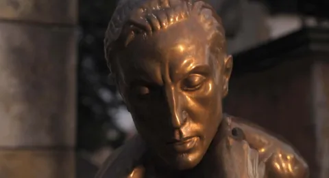 Bronze statue with a face that appears to be that of the national hero Simón Bolívar.