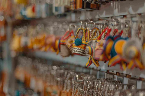  Primer plano de llaveros con objetos típicos colombianos como sombreros y mochilas.