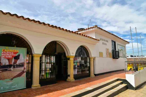 Fachada de la casa donde funcionma la Alcaldía local de Suba. Destacan 3 columnas que forman arcos de acceso.