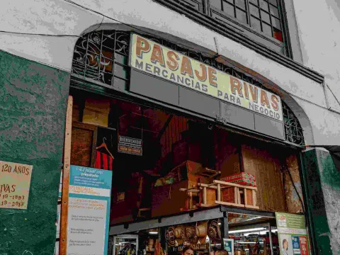 Fachada de entrada a un edificio antiguo en el que se destaca una leyenda que dice: "Pasaje Rivas"