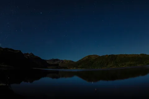 Gran laguna de noche. Se observa el reflejo del cielo en sus aguas.