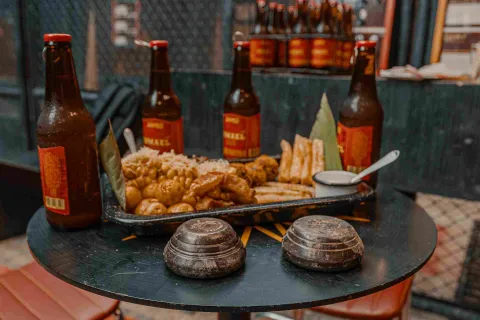 Tradición y gastronomía: el juego del tejo acompañado de cerveza y comida típica local.