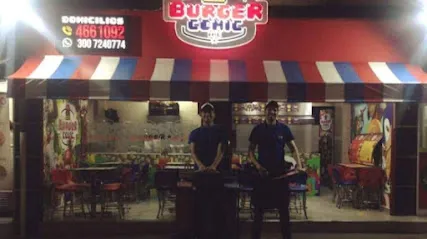  Fachada de un restaurante llamado “Burger” iluminada de noche, con un toldo a rayas rojas, blancas y azules. En la entrada, dos empleados con uniforme oscuro están de pie frente a parrillas, atendiendo al público.