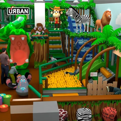  Zona de juegos infantil temática de selva con toboganes, piscina de pelotas y figuras de animales como cebra, león y mono, con niños jugando en el espacio.