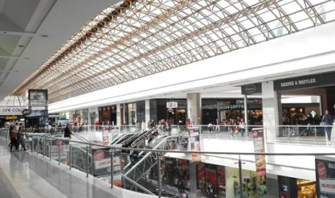 Interior del centro Interior of the Gran Estación shopping mall in Bogotá, with wide corridors, shops, and a glass roof that illuminates the space.Gran Estación en Bogotá, con amplios pasillos, locales comerciales y una cubierta de vidrio que ilumina el espacio.