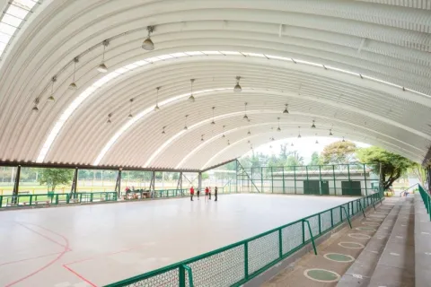 Vista interior de un escenario deportivo cubierto destinado a la práctica de patinaje y otras actividades recreativas.