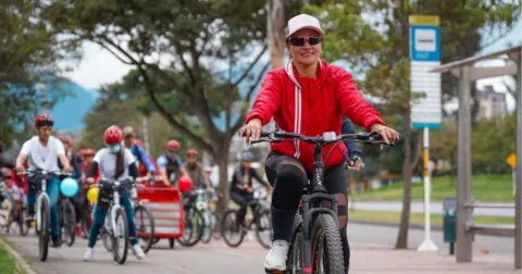 A cyclist enjoys Bogotá's traditional Ciclovía, a space that brings together families, athletes, and citizens around sustainable mobility and the enjoyment of public space.