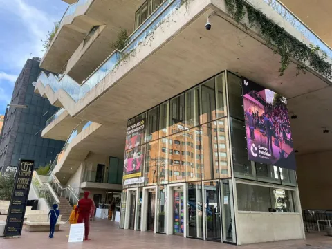 El Centro Felicidad de Chapinero destaca por su arquitectura moderna y sus espacios culturales abiertos a la comunidad, consolidándose como un punto de encuentro para el arte, la recreación y la innovación urbana en Bogotá.