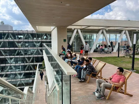 Personas disfrutan de los espacios abiertos y terrazas del Centro Felicidad de Chapinero, un escenario moderno que promueve el bienestar, la cultura y el encuentro ciudadano en Bogotá.